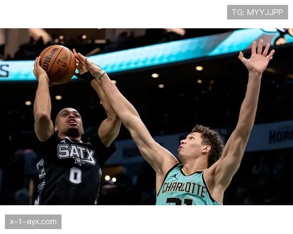 凯尔登·约翰逊无球跑动制造空位，拉开马刺外线空间